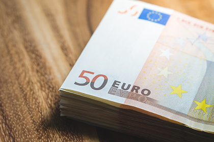 国内丈夫沉迷赌博借款赌博，妻子能否提起离婚诉讼？